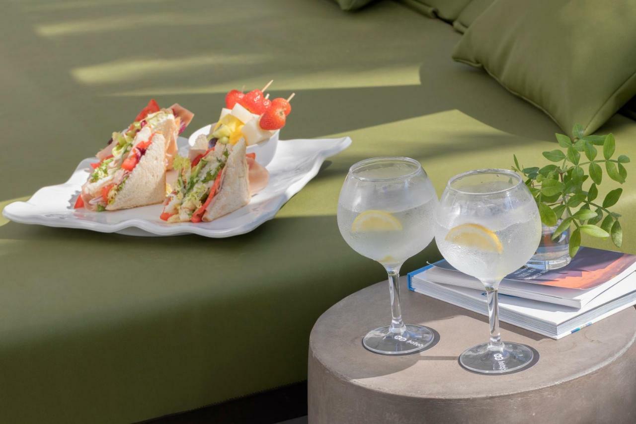 فندق هوتل أيرون بارك بلايا ذي بالما المظهر الخارجي الصورة Glasses of S.PELLEGRINO Sparkling Water